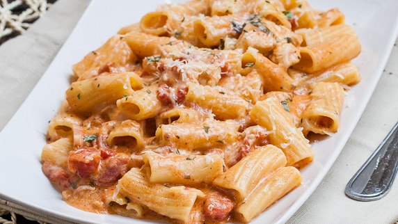 rigatoni in blush sauce with chicken and bacon-1-4