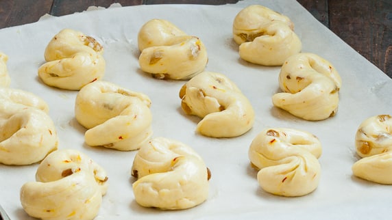 safron raisin buns-1-4