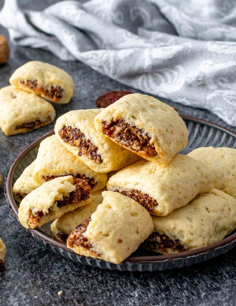 freshly baked italian fig cookies on a plate.