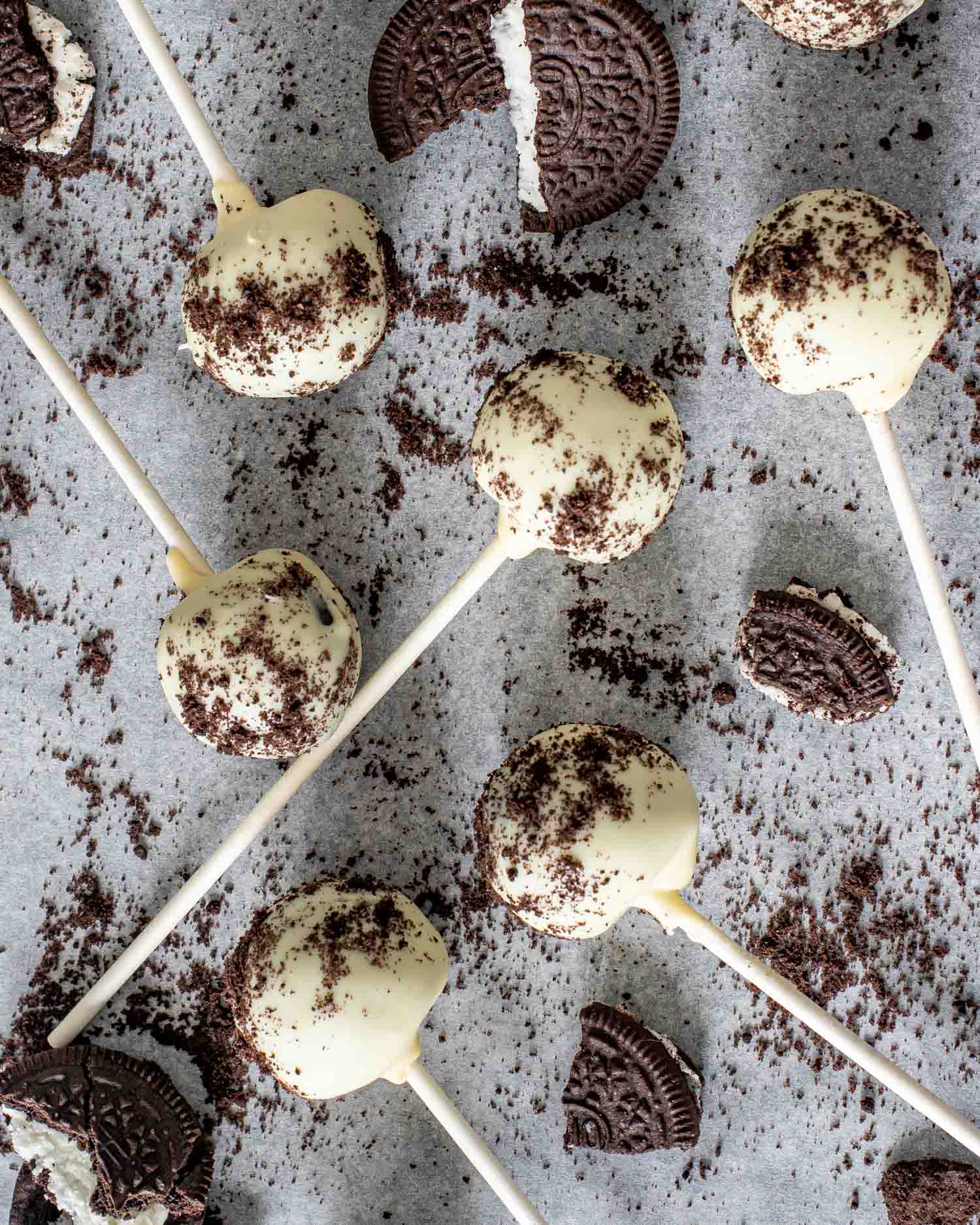 a bunch of beautiful no bake oreo cake pops arranged on a table.