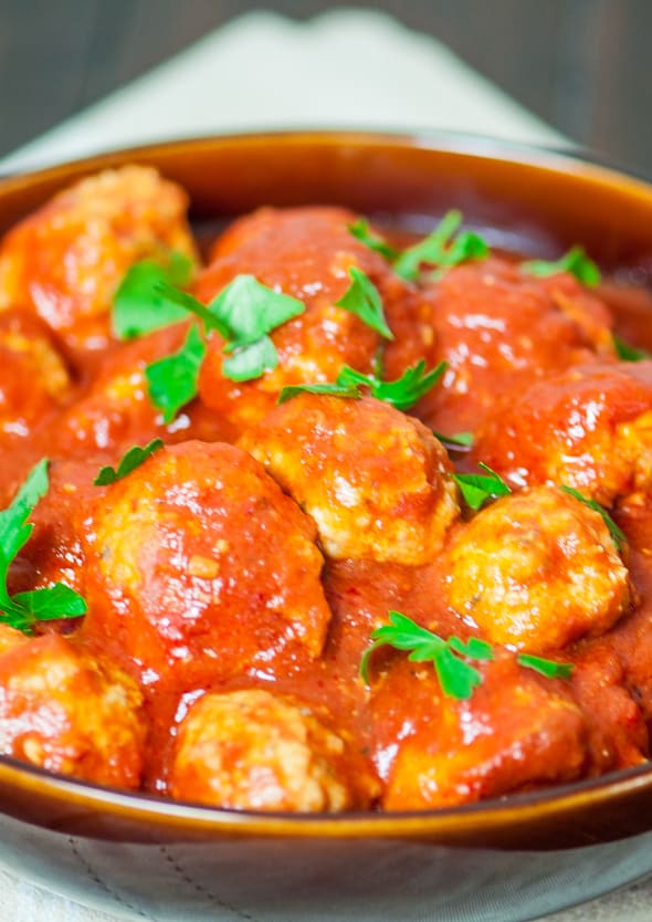 Healthy turkey meatballs with marinara sauce for only 250 calories a serving. Perfect for lunch or dinner served over mashed potatoes or pasta.