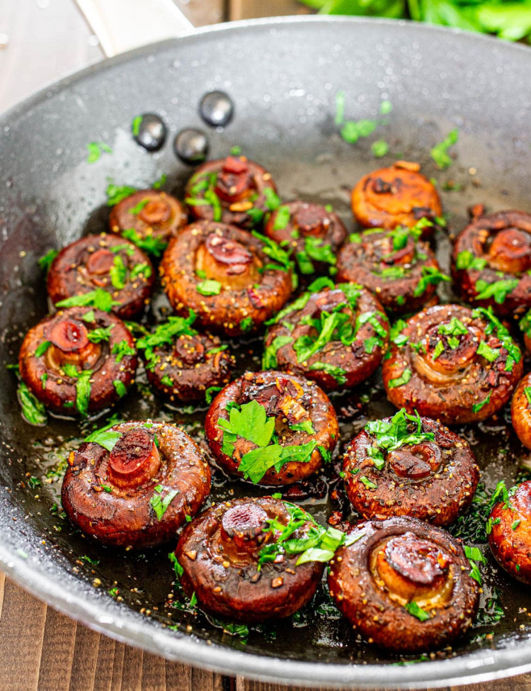 red wine garlic mushrooms in a skillet topped with chopped parsley