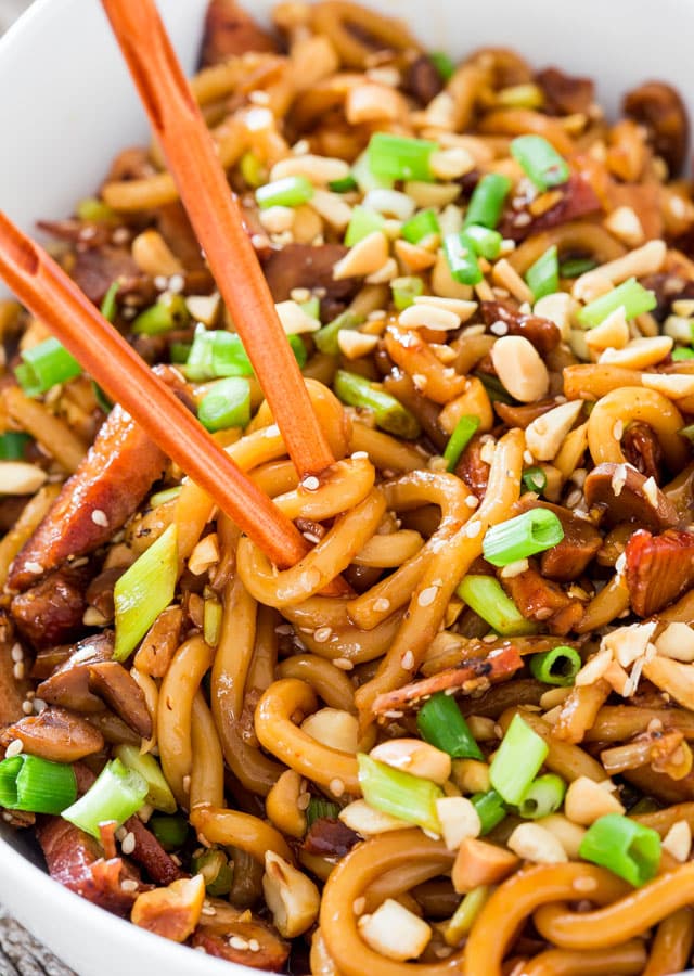 Asian Style Udon Noodles with Pork and Mushrooms - a super quick and incredibly easy udon noodles dish with pork, mushrooms and a spicy sauce. Dinner in 20 minutes tops!