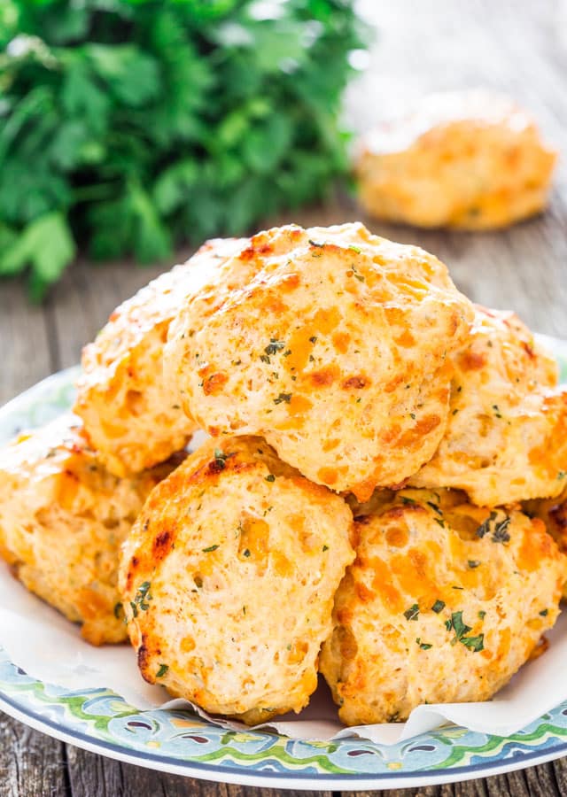 Easy Homemade Bread Recipes - Copycat Red Lobster Cheddar Biscuits | Homemade Recipes http://homemaderecipes.com/course/breakfast-brunch/diy-bread-recipes