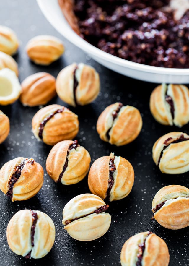 Walnut Cookies - walnut shaped cookies filled with a delicious walnut and Nutella filling. Festive, delicious and so adorable.
