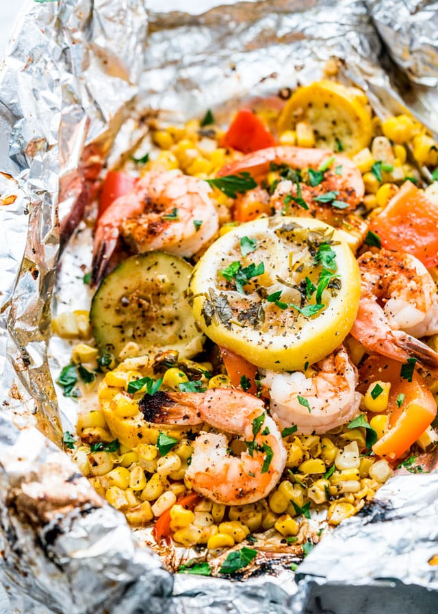overhead of finished corn, shrimp, peppers, and shrimp in foil