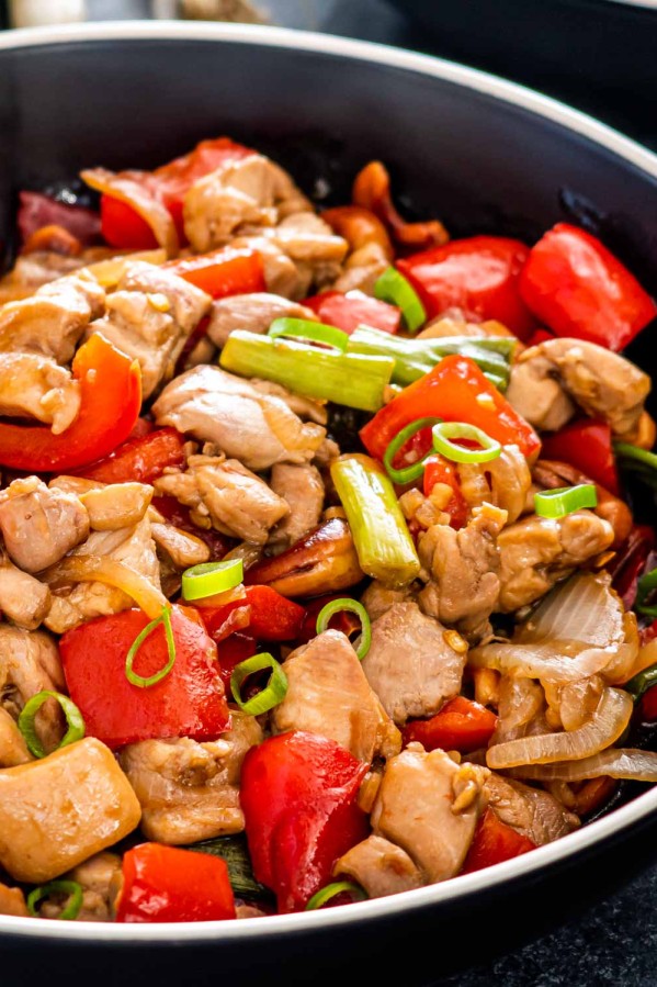 freshly made thai cashew chicken in a black plate.