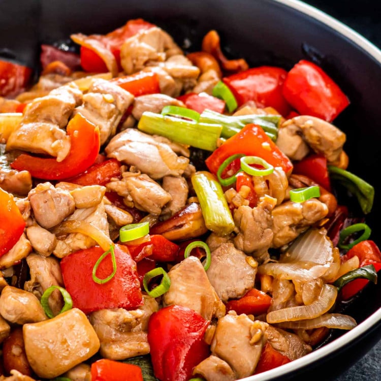 freshly made thai cashew chicken in a black plate.