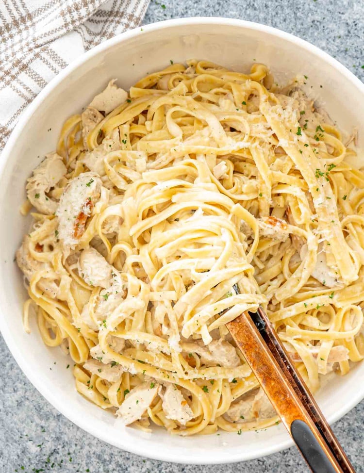 chicken alfredo made in the instant pot in a large serving bowl.